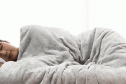 海外研究「重い毛布を使うと睡眠ホルモンの分泌が増える可能性」