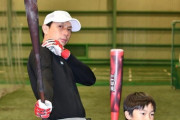 川崎宗則さん、息子と一緒にイチローのポーズをする