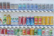 【画像】自販機のコーラ（ペットボトル）などが180円に値上げされ、衝撃を受ける人が続出…