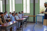 アフガニスタンで中学・高校が再開、女子は呼ばれず