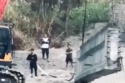 【動画】クレーン崩壊で鋼鉄ケーブルの直撃を受けた男性が亡くなった事故。