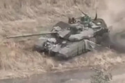 ロシア軍、またも最新鋭戦車T-90を一度に4両失う、攻勢の裏で損害拡大…新規生産ペースは年間300両！