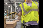 【動画】Amazon倉庫で段ボールの向きを直す仕事、楽そう過ぎるｗｗｗ