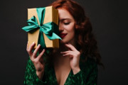付き合って1ヶ月半の彼女のクリスマスプレゼントで「30万のバッグ」ってやり過ぎ？