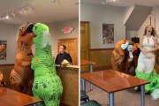恐竜のコスプレで愛を誓う！ハロウィン大好きカップルの結婚式がユニーク