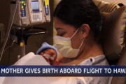 ハワイへ向かう飛行機の中で生まれた赤ちゃん、同乗していた医師と看護師さんに救われる