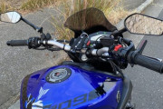 バイクやチャリで片手や両手を離してる奴って