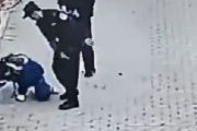 【中国】警察官2人が歩いていた12歳の小学生を突然ボッコボコにする