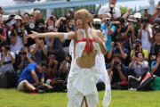【画像】コスプレイヤーに群がるチー牛がキモすぎるｗｗｗ