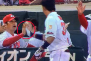 カープ野間、ランニングホームラン未遂！2点タイムリー3塁打で緒方監督とハイタッチ！！