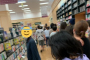 【悲報】本屋に鬼滅の刃最新巻を求める大行列が出来てしまう...