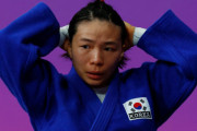 女子柔道大会で韓国選手が対戦相手に張り手を食らわせ一本負け → 終わっても握手せず座り込んで抗議