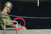 【画像】女さん「うわ！自衛官がトラックの荷台に乗ってスマホいじってる！（ﾊﾟｼｬ」