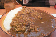 【画像】おまえらこの大盛カレーを完食出来る？？