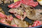 大阪人「すき焼きの肉は関東みたいに煮るんじゃなくて焼くんだよ」←これ