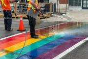 カナダ：LGBTマークの横断歩道にタイヤ痕…当局はヘイトクライムを主張[海外の反応]