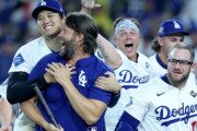【朗報】ドジャースレジェンドのカーショウさん、大谷に抱きつかれて乙女になる