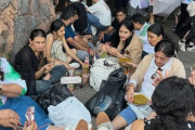 東京ディズニーシー、外国人が通路を占拠しカップラーメン等を持ち込んで食うスラム街に