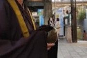 【動画】 托鉢許可証を持ってない「ニセ托鉢僧」が話題に　立っているだけで１日数万円、笑いが止まらない・・