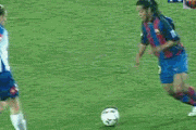 【GIF】全盛期のロナウジーニョさんのエラシコ、キレが凄まじいｗｗｗｗ
