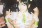 【画像】地下アイドルさん、チェキで後ろから揉まれるwwwwwwwwww