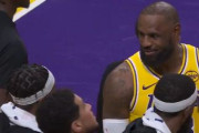 【NBA】試合中に相手ベンチと談笑…レブロンの態度に非難が集まる