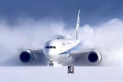【動画】雪の函館空港に着陸するANAのボーイング787が格好いい。