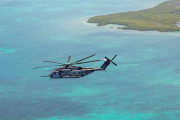 米海兵隊のCH-53E大型輸送ヘリから軍事用「トリプルコンテナ」が落下、けが人なし…沖縄県渡名喜島沖！