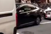 【動画】 新宿で修羅場　パトカーと一般車両に激しくぶつけながら逃走する凶暴プリウス動画に衝撃走る