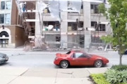 【動画】高く組まれた足場が道路に倒れてしまう最悪の事故。