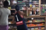 【動画】コンビニ店員相手にイキった黒人さん　ワインボトルで頭をぶん殴られて病院送りになる