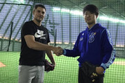 レッズ・バウアーが来日　DeNA京山とキャッチボール！