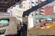 荒川区で撮影された電線を切断して京成線陸橋に当て逃げしたクレーン付きトラックの映像。