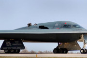 米ステルス爆撃機B-2、緊急着陸で発火か