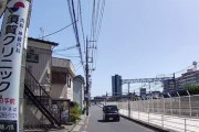 【悲報】電動キックボードと車の事故動画、ガチで怖すぎる。車と当たったらひとたまりもないな…
