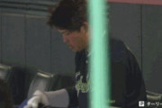 【悲報】ヤクルト村上、見逃し三振のあとベンチでバットを叩きつけていた（※想像の10倍は力強い）
