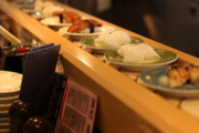 回転寿司屋で隣のオッサンが高い皿ばっかドカ食いしてさっさと帰って行った。俺も会計へ行くと7皿で8000円も要求されて驚愕。