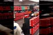 ナイキストアでもフラッシュモブ強盗。17人が一斉に万引きして12000ドル相当を持ち去る。