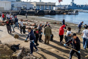 米海軍横須賀基地司令部要員が海岸でゴミや瓦礫拾いをするボランティア活動を実施！