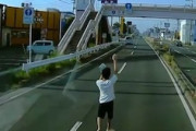 【動画】ヤク中？裸足で国道4号のド真ん中を歩く男に遭遇したドラレコ。