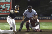 楽天・足立、ファールボールが股間に直撃し悶絶