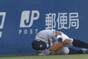 村上宗隆が守備で膝を強打　場内どよめきもプレー再開　かなり痛そう…