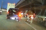 【動画】千葉のすり抜けライダー、車に蹴りを入れてバンパーを破壊してしまう。