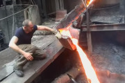 【さすがに狂ってる…】溶けた鉄を素手で触るアルメニア人の動画がイカレてるｗｗｗｗｗｗｗｗｗｗ