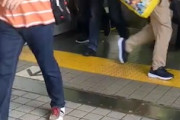 【動画】金山駅のエスカレーター歩く人絶対に許さないおじさんが話題に。