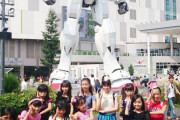 【画像】女子小学生の集団「あっ、実物大のガンダムだ！ポーズ決めて写真撮ろ～っと♪」