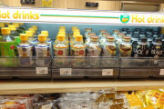 海外「冬に凄くありがたい存在だった！」日本のコンビニのホットドリンクコーナーを見た海外の反応