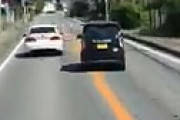 【動画】 老人運転の車が強引に追い越ししたら妨害され事故、小競り合いに発展する衝撃動画が話題に