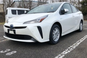 トヨタのプリウスとかいう車中古で買おうと思ってる、評価はどう？