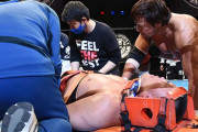 【大丈夫か】新日本プロレスの天山選手、試合中にTTDで頭を打ち動けなくなる → 頭を固定されたまま担架で運ばれてしまう・・・